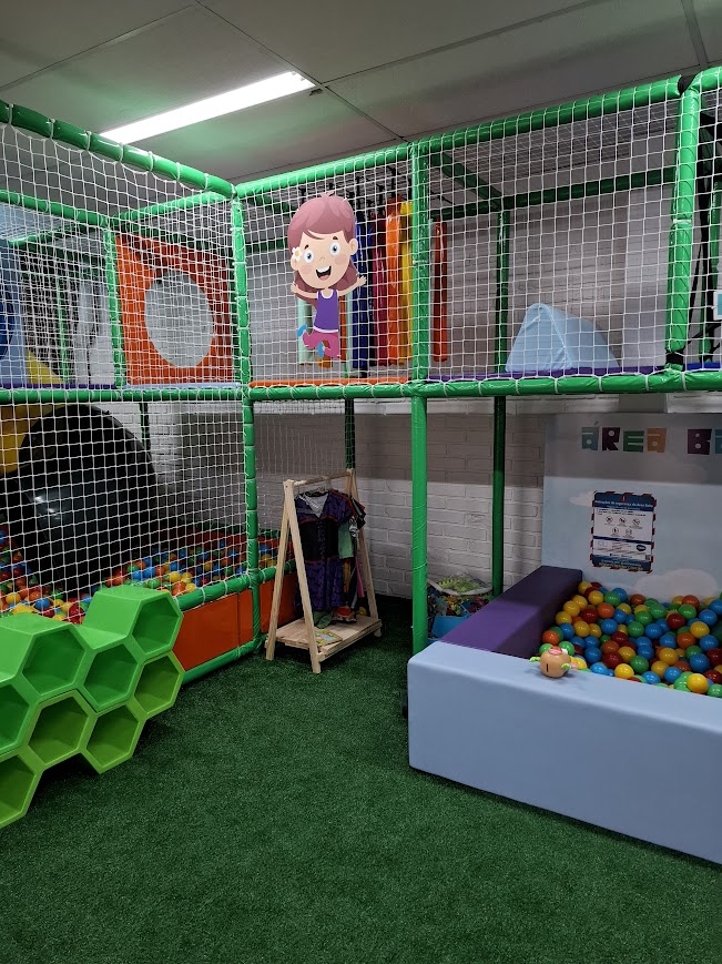 Salão geral com brinquedão e área baby